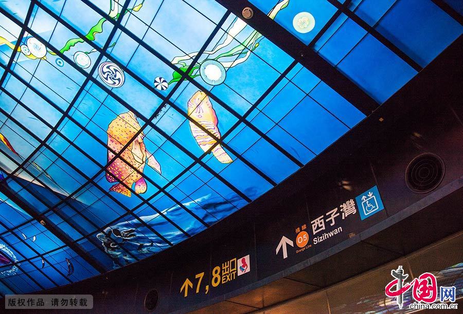 在車站中心的圓形大廳，用四千五百片彩色玻璃構成的“光之穹頂”，是全世界最大單件玻璃藝術品。