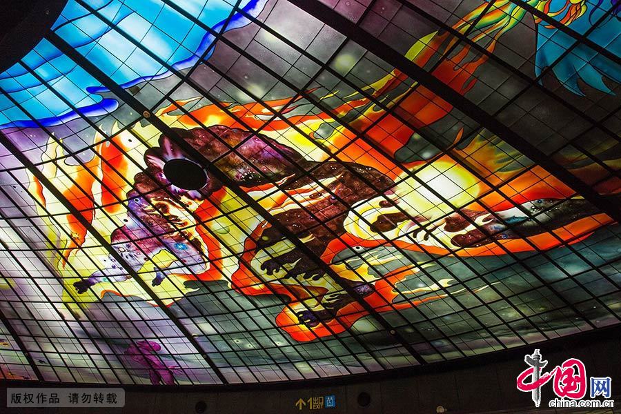 在车站中心的圆形大厅，用四千五百片彩色玻璃构成的“光之穹顶”，是全世界最大单件玻璃艺术品。