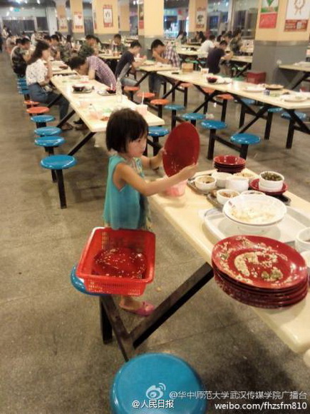 6歲小女孩高校食堂收剩飯盤子 讓大學生感到慚愧