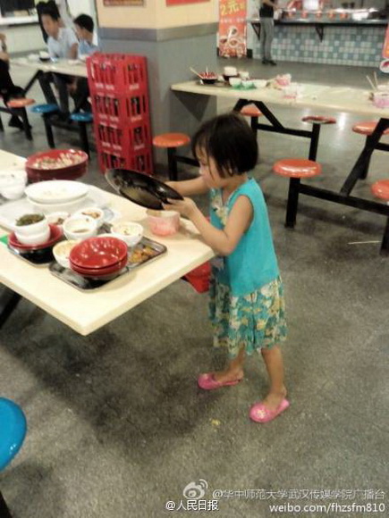 6歲小女孩高校食堂收剩飯盤子 讓大學生感到慚愧