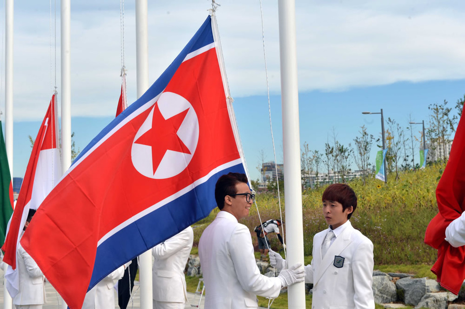 高清:朝鲜团升旗吸引大批记者 唱国歌神情肃穆_体育中国_中国网