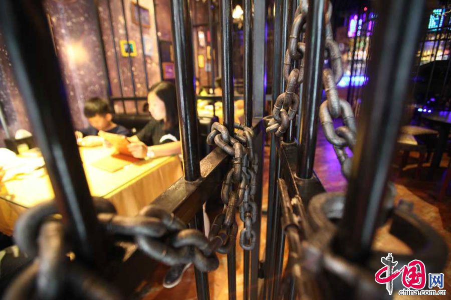 9月17日，天津，食客在“监狱”中用餐。 中国网图片库 指月摄