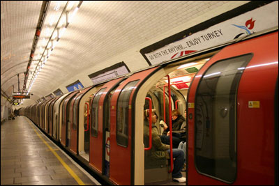 英国：小伙“飞毛腿” 与伦敦地铁玩赛跑