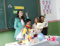 心系儿童教育 关爱藏族教师--2014年狮王教育