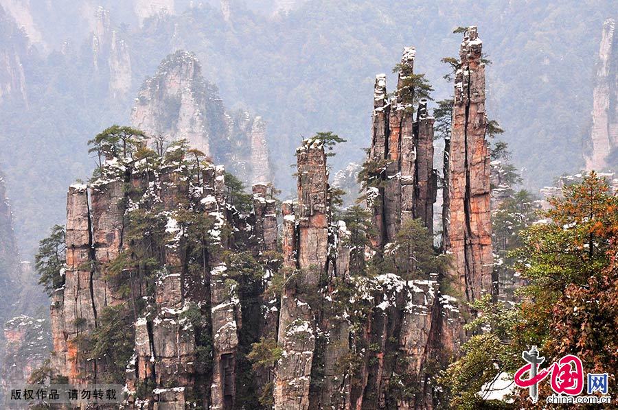 武陵源风景内最独特的景观，是3000余座尖细的砂岩柱和砂岩峰，大部分都有200余米高。