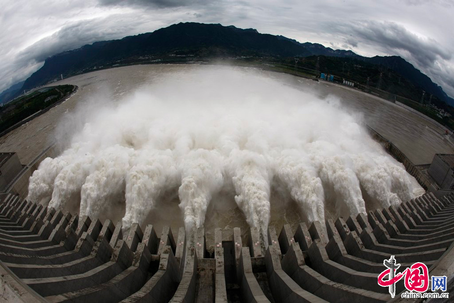 2014年9月19日，湖北宜昌，山洪通過三峽大壩深孔泄洪的情景。 圖片來源：CFP
