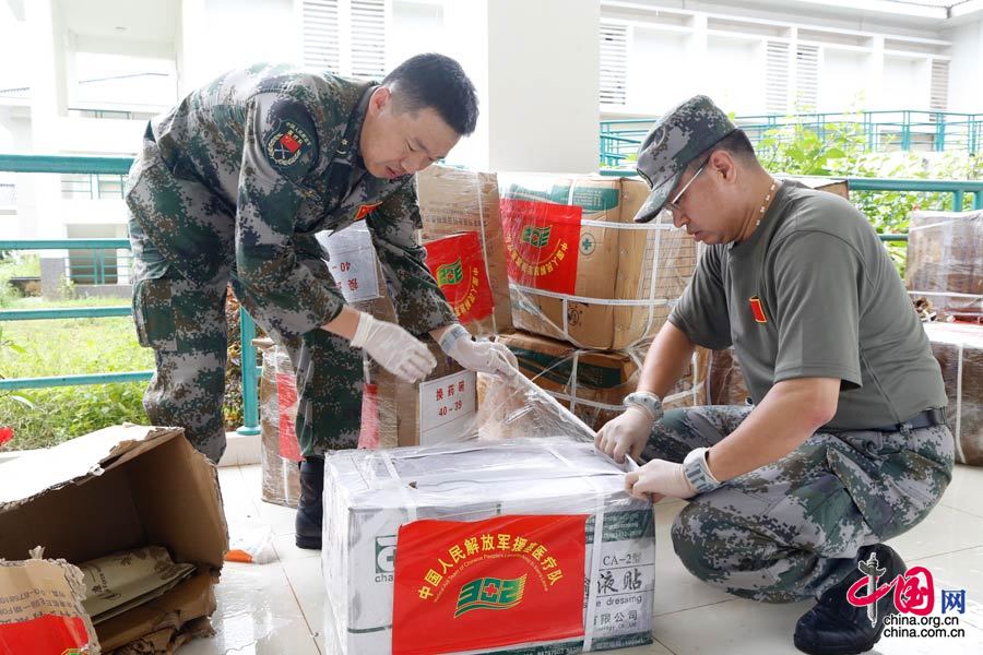 援塞抗击埃博拉医疗队冒雨卸载医药物资[组图]