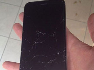 日悲催男子自称亚洲摔碎iPhone6第一人