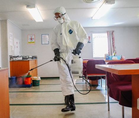 医学界争论埃博拉空气传播风险 谨慎乐观者多