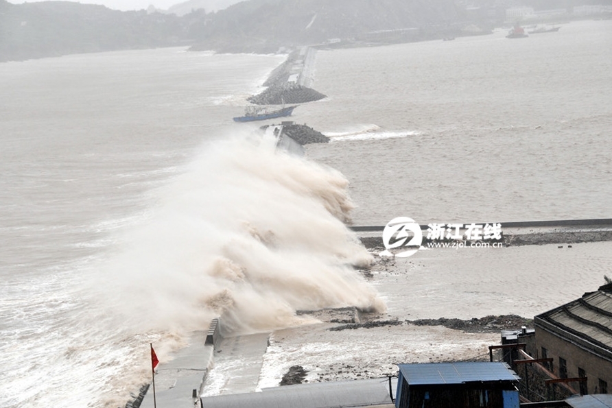 台风“凤凰”来袭 浙江玉环沿海掀起巨浪