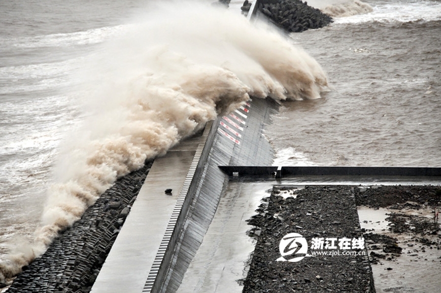 颱風“鳳凰”來襲 浙江玉環沿海掀起巨浪