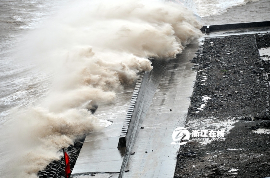 台风“凤凰”来袭 浙江玉环沿海掀起巨浪