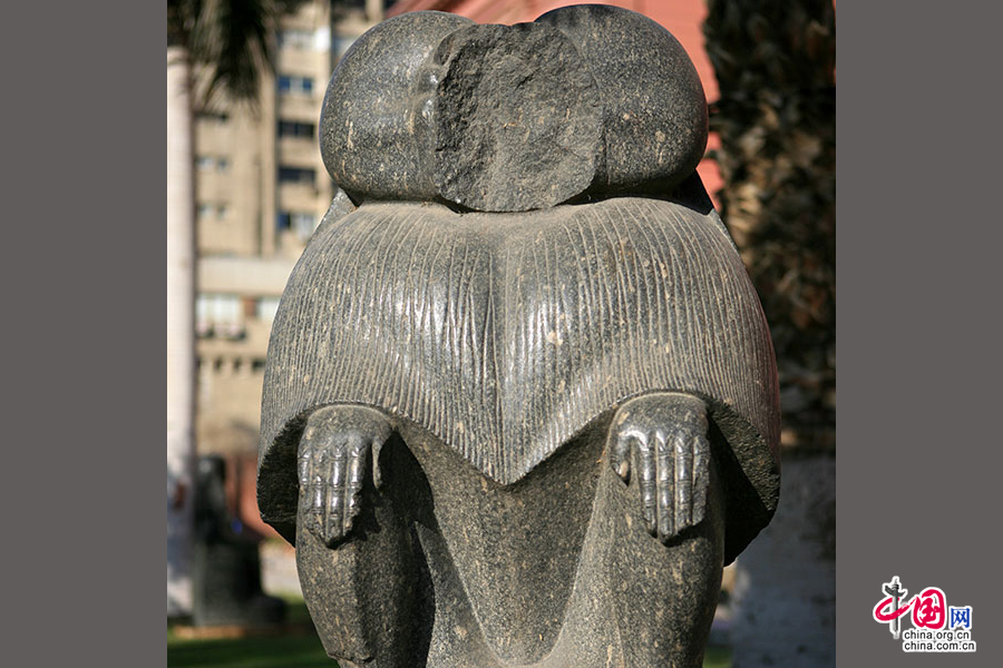 雕刻精巧的狒狒石像