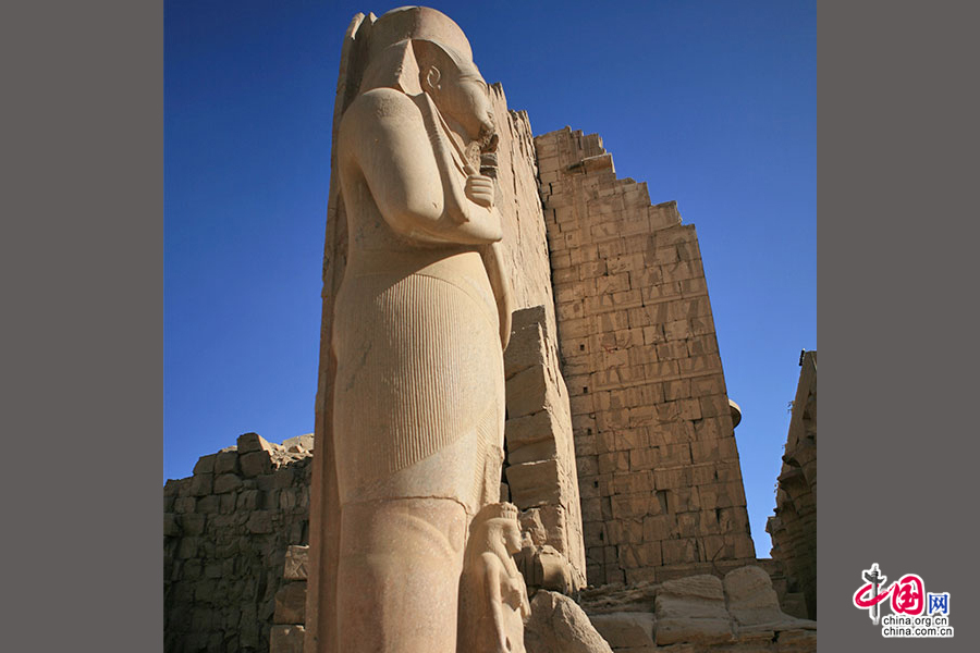 第二塔式门楼前立着拉美西斯二世的巨大雕像.在拉美西斯大帝的脚掌上站着的是他的爱妻纳菲尔塔莉