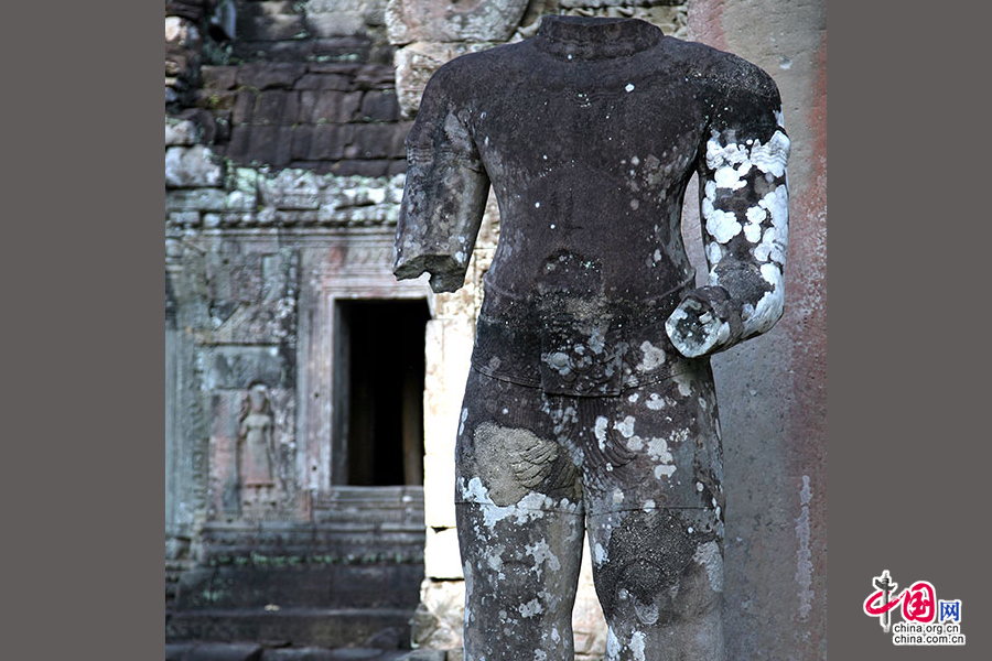 寺前的神像雕塑