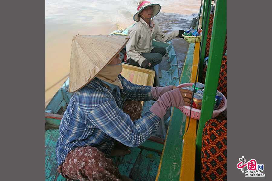 随着旅游业的开展，浮村人也在水上售卖商品