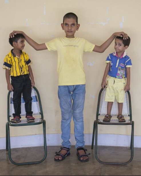 印度5岁男童身高1.75米 梦想当篮球运动员
