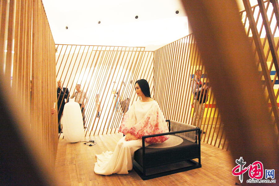  9月24日，2014（第三届）中国国际沉香文化博览会暨首届艺术生活空间展在北京展览馆隆重开幕，图为开幕式现场。 中国网记者 李佳摄影