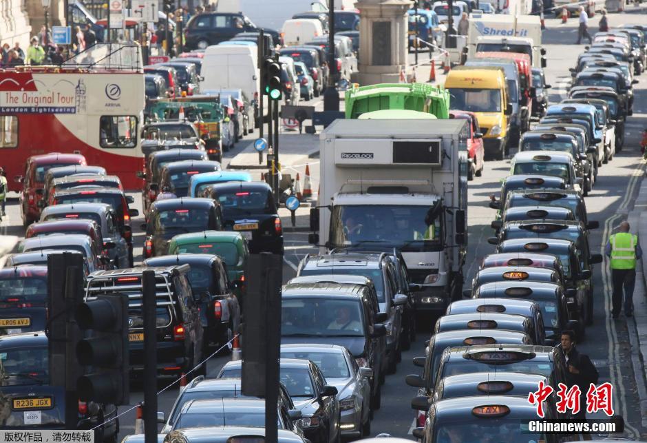 伦敦出租车阻塞街道 抵制Uber打车应用