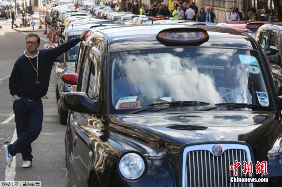 伦敦出租车阻塞街道 抵制Uber打车应用