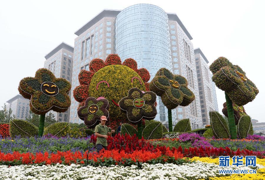 北京长安街沿线立体花坛迎国庆