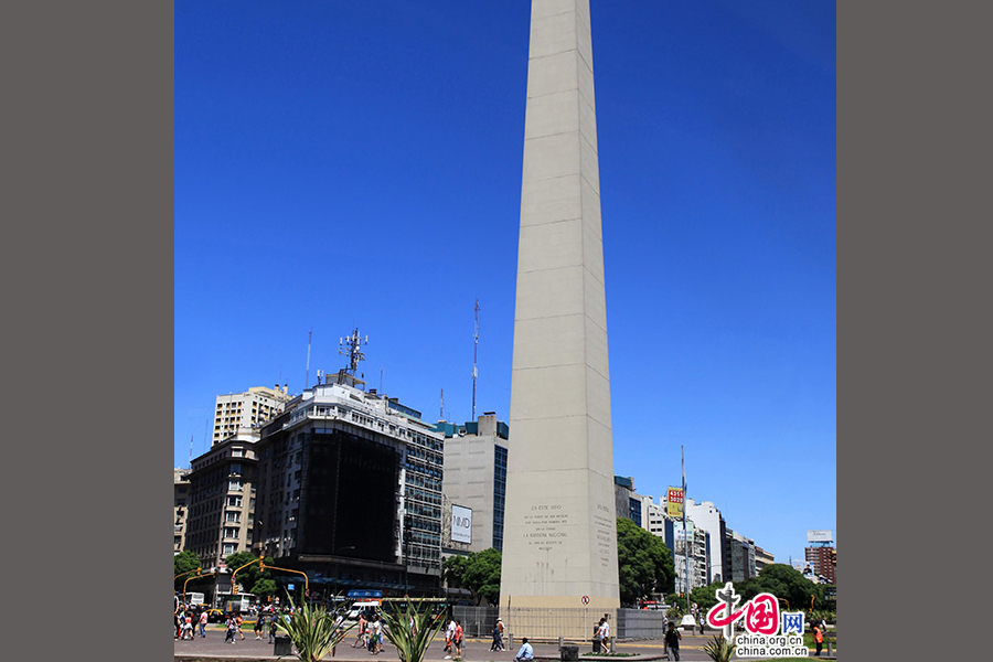 布宜诺斯艾利斯方尖碑高67.5米,建于1936年，为庆祝布宜诺斯艾利斯建市400年而立