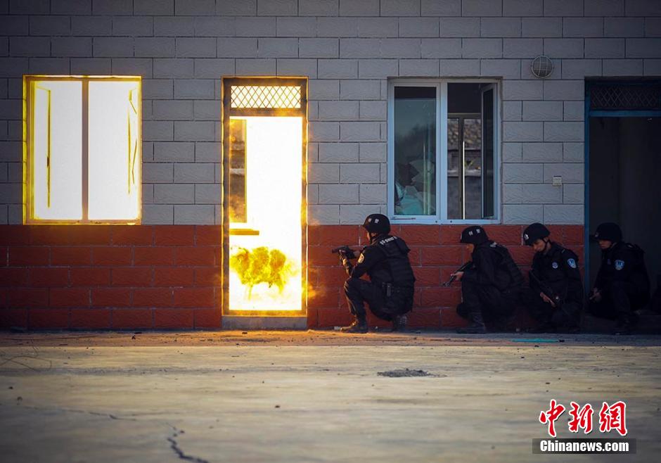 烏魯木齊特警進行處突反恐實戰演練