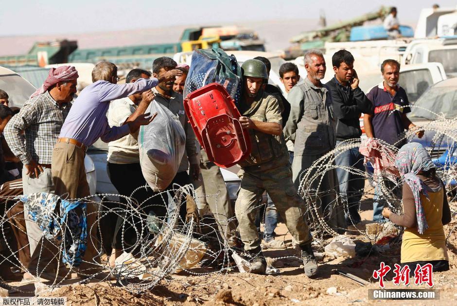 土耳其士兵助叙利亚库尔德难民过境避难