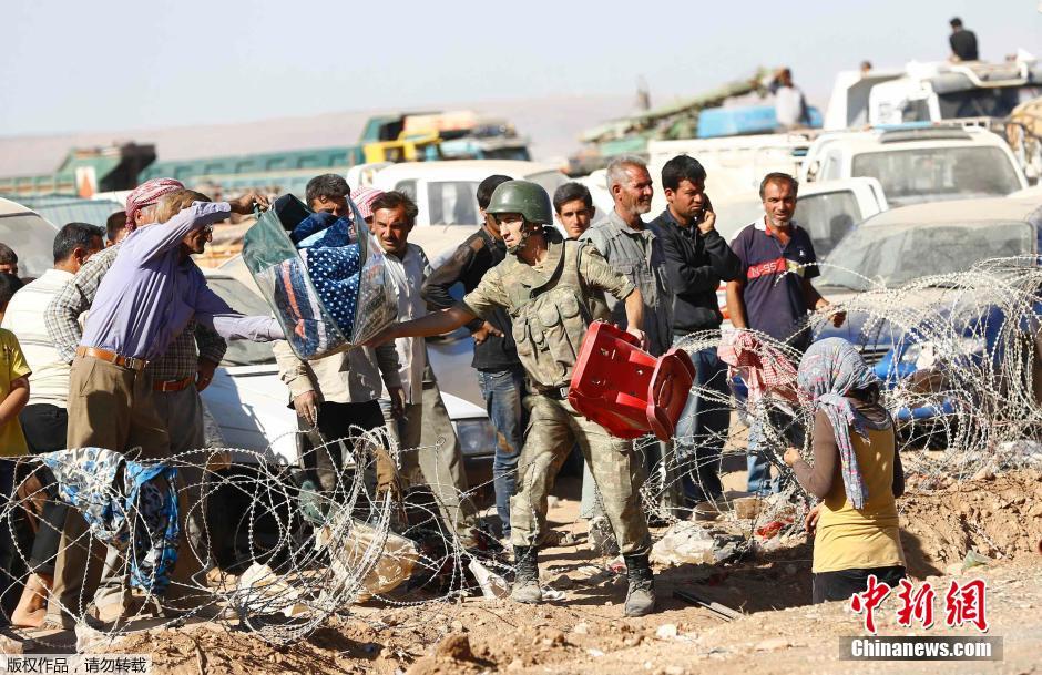 土耳其士兵助叙利亚库尔德难民过境避难