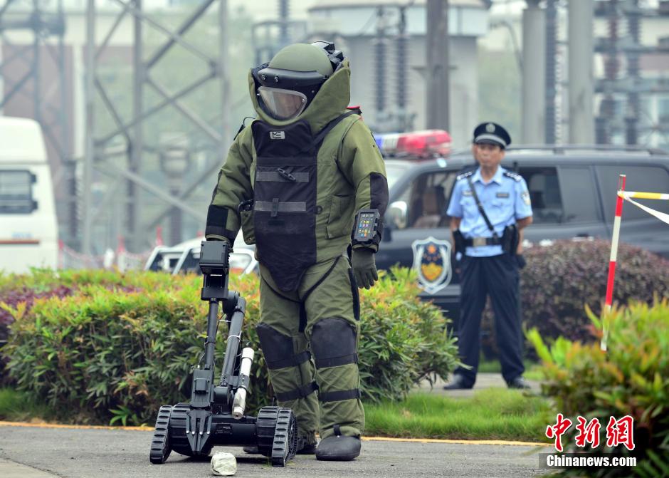 三峡警方开展反恐演练 排爆机器人亮相