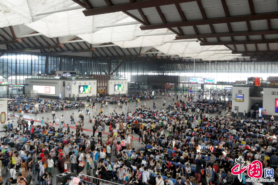 9月28日，旅客在江苏苏州火车站候车大厅内等候乘车。 中国网图片库 王建康摄影