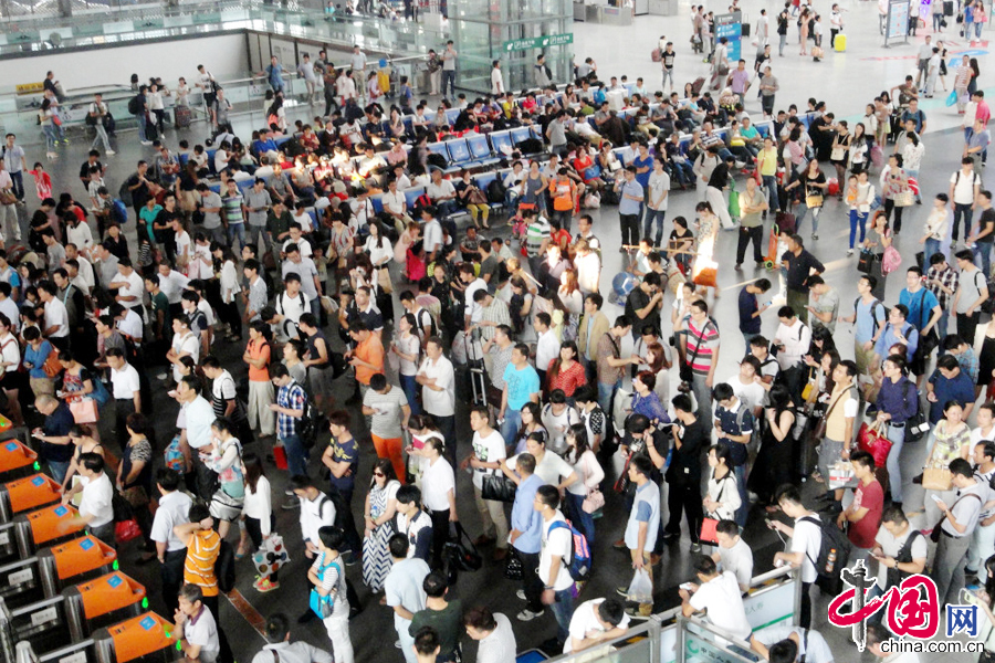 9月28日，旅客在江蘇蘇州火車站候車大廳內等候乘車。 中國網圖片庫 王建康攝影