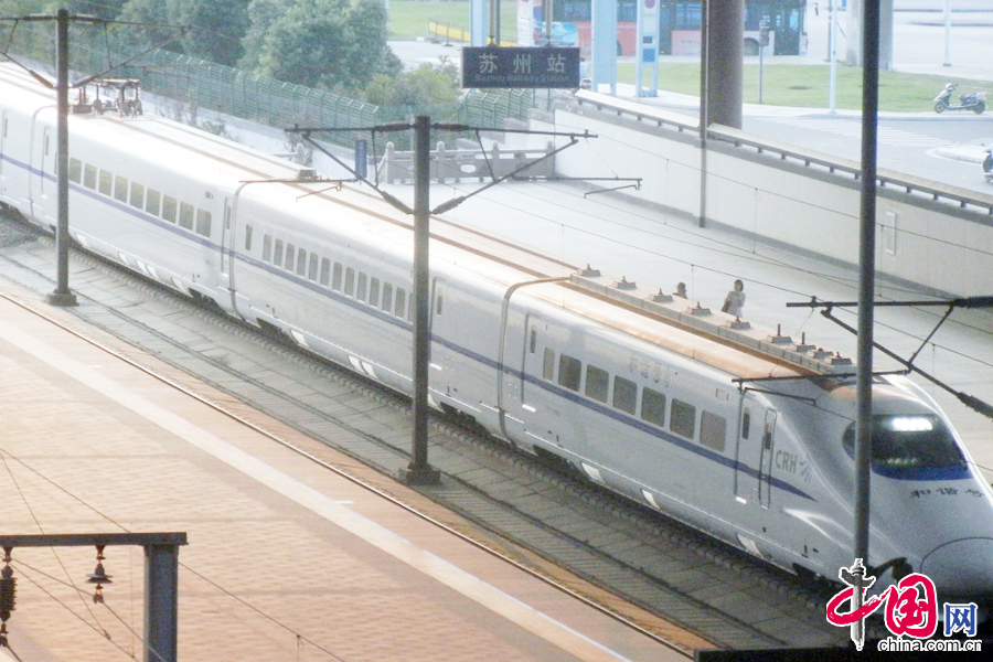 9月28日，一列高速列車駛入江蘇蘇州火車站。 中國網圖片庫 王建康攝影