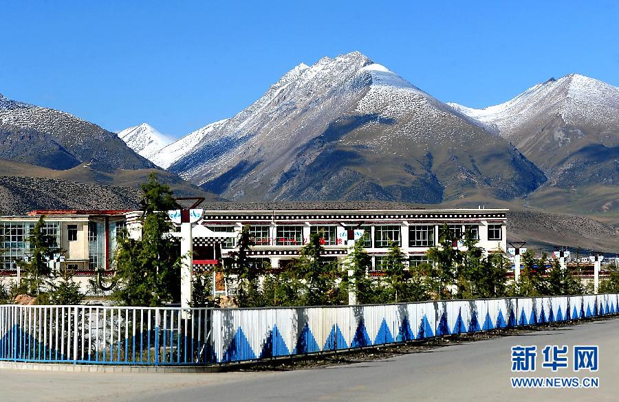 西藏当雄县完全小学的藏式风格新校区,背依雪山,格外引人瞩目(9月28日