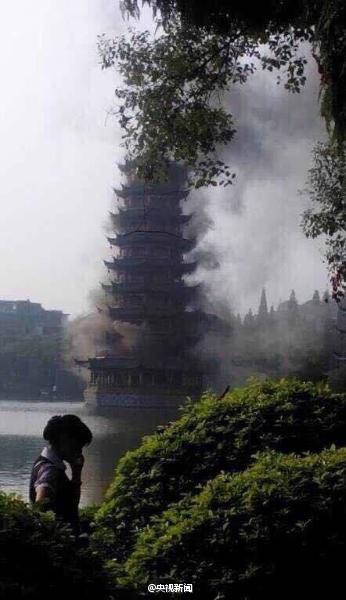 桂林著名景点“日月塔”的日塔失火