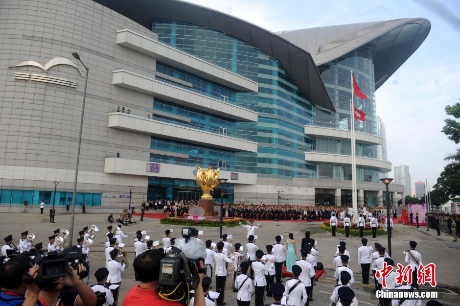 香港舉行升旗儀式 慶祝中華人民共和國成立65週年[組圖]