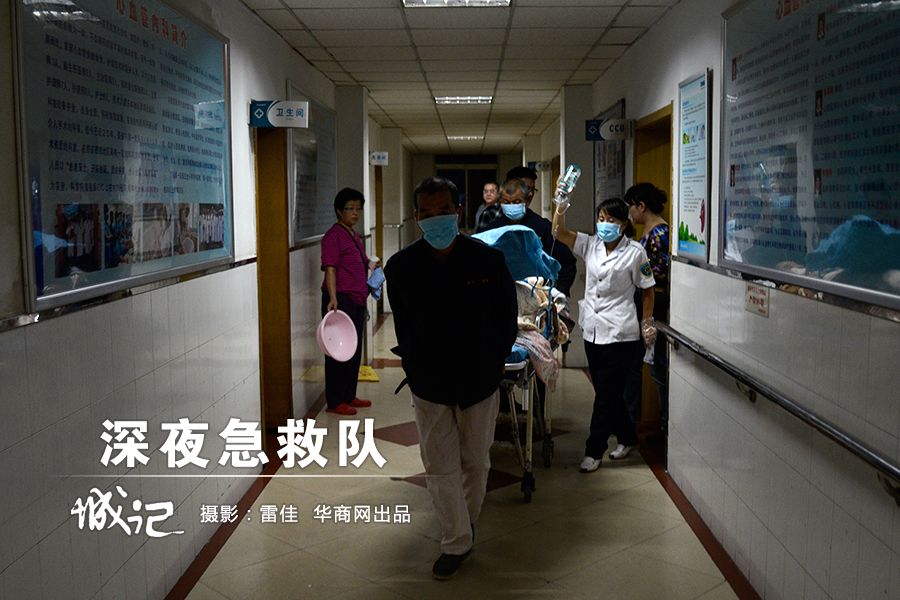 一名患者从西电医院转院至西京医院，急救人员用担架车送她转院。