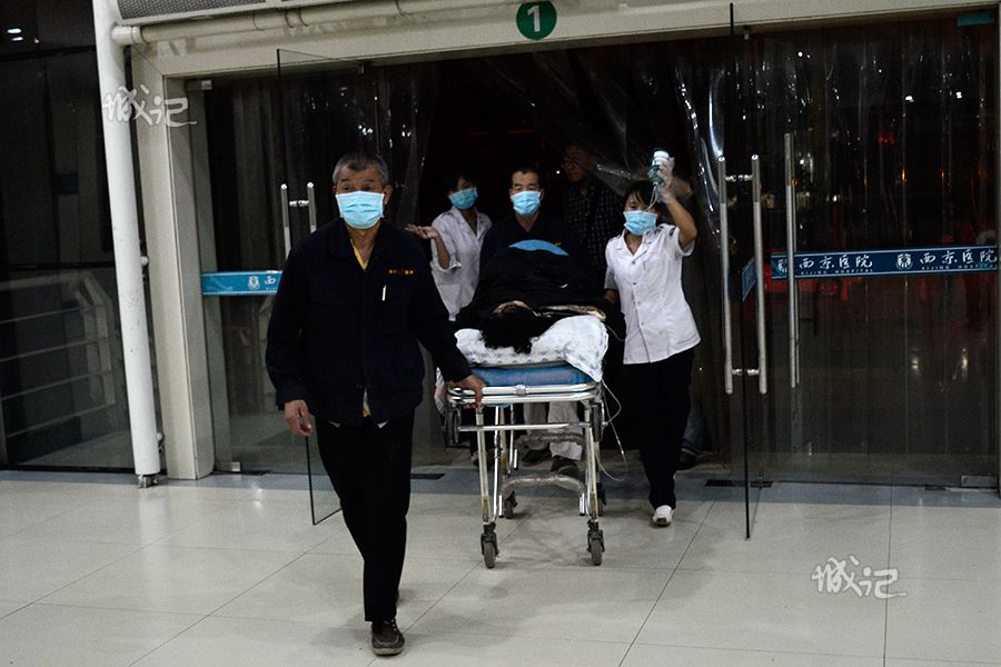 10月1日晚，一名心血管疾病患者需要轉院，急救人員將其運送至西京醫院。