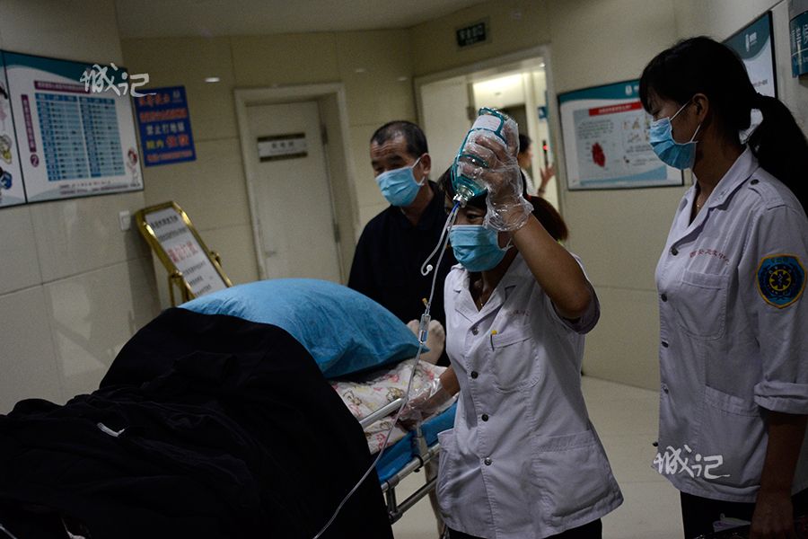 急救人員在西京醫院，等待患者家屬辦理入院手續。