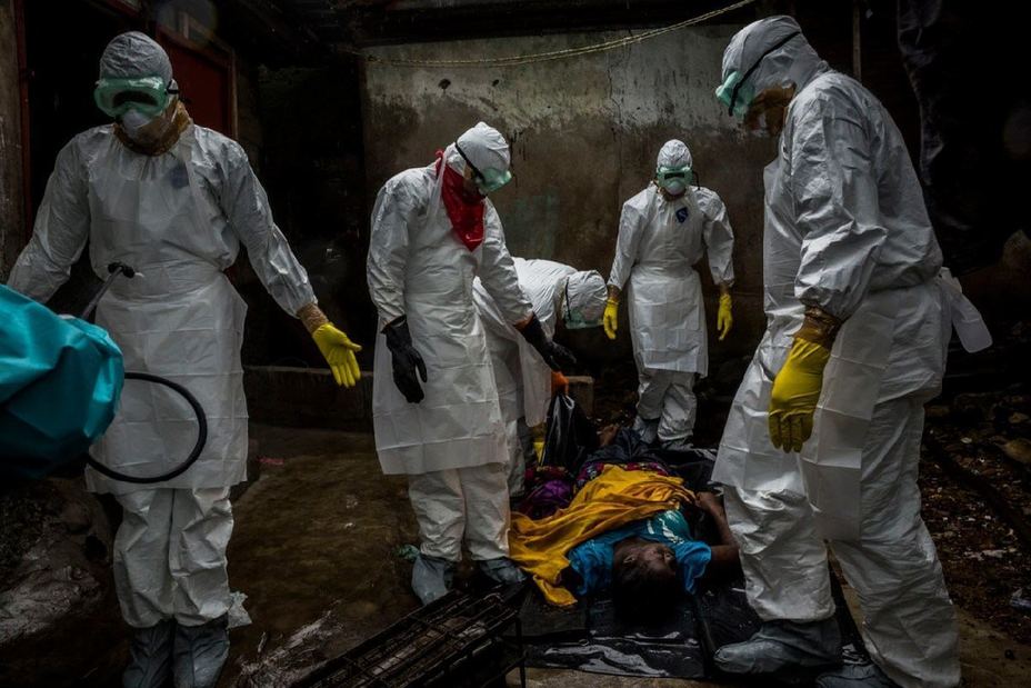 镜头记录埃博拉死者的遗体回收[组图]