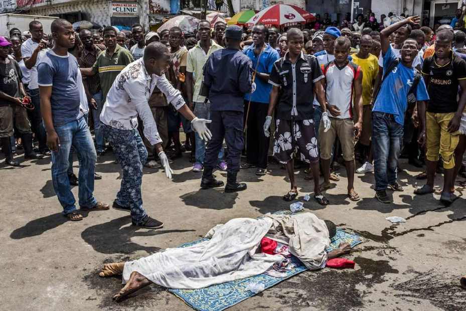 2014年9月15日，在賴比瑞亞首都蒙羅維亞，一名埃博拉疑似患者的遺體停在繁忙的街道上，吸引了當地居民的圍觀。據報道，這名死者的遺體被放到街上是為了引起殯儀小組的注意。7天來，死者的家屬一直要求殯儀小組將其遺體移走，但是未得到回應。