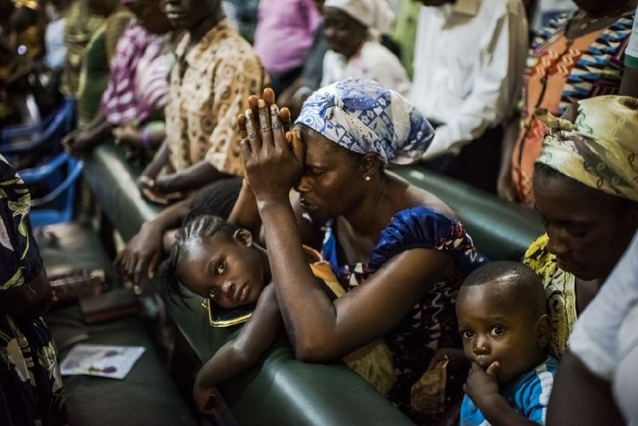 2014年8月31日，在賴比瑞亞首都蒙羅維亞的西點（West Point）社區，當為期10天的檢疫期結束之後，當地居民紛紛去教堂祈禱。