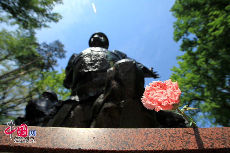 “潘菲洛夫18勇士”雕塑上放着一支康乃馨。 中国网 杨佳 摄