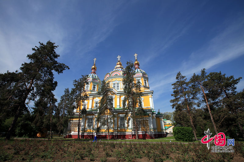  公园中央的泽尼科夫教堂，于1904年由泽尼克夫设计而成，是阿拉木图现存不多的俄帝国时期的建筑。中国网 杨佳 摄
