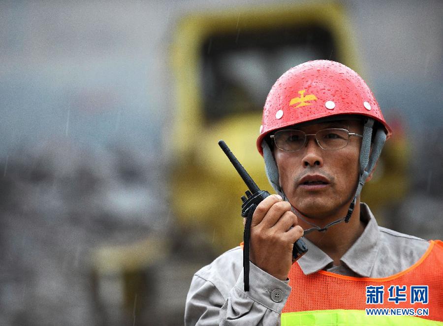 鞍钢集团矿业公司齐大山铁矿采场公路管理员郭明义在工作中(2010年8月