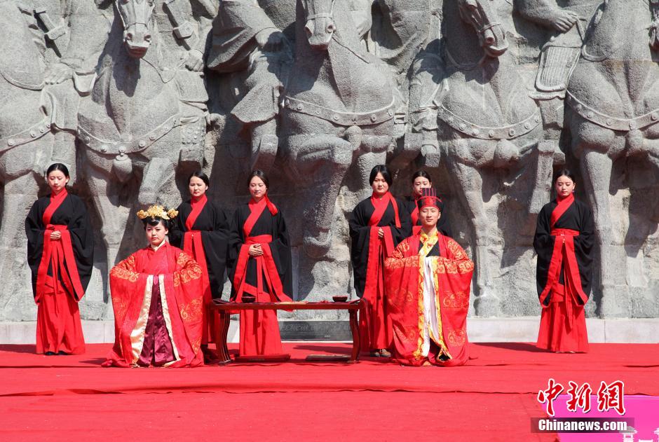 10月5日，西安汉城湖汉城墙遗址浮雕广场，上演一场'汉代婚礼'，使广大游客在喜庆的气氛中感受汉代婚礼和汉文化的魅力。