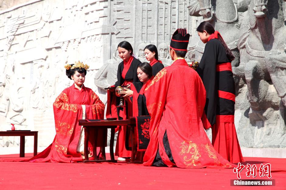 10月5日，西安汉城湖汉城墙遗址浮雕广场，上演一场'汉代婚礼'，使广大游客在喜庆的气氛中感受汉代婚礼和汉文化的魅力。