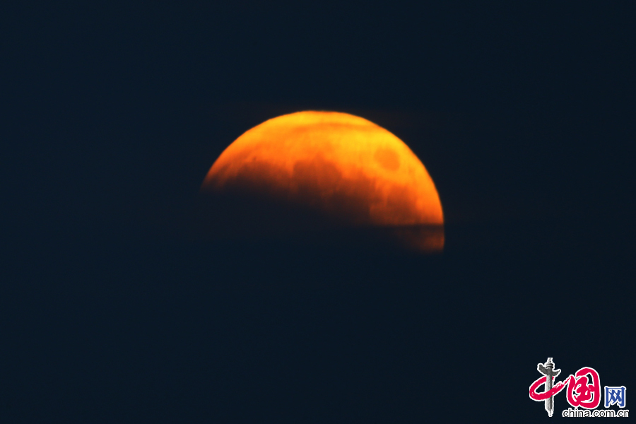 2014年10月8日，在山東青島市黃島區濱海拍攝到的月食。中國網圖片庫 劉積舜攝影