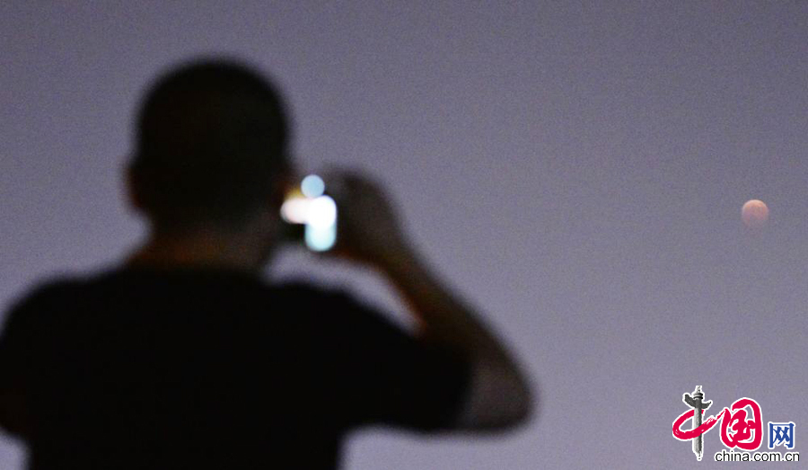 2014年10月08日，浙江省杭州市，市民和遊客在杭州西湖斷橋上觀看月全食。 中國網圖片庫 龍巍攝影
