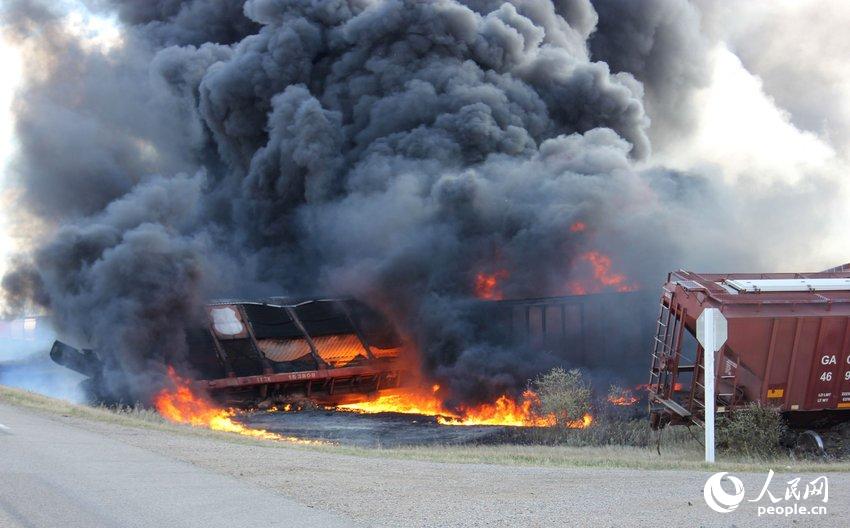 加拿大一輛載危險品火車脫軌起火 火焰高達30米
